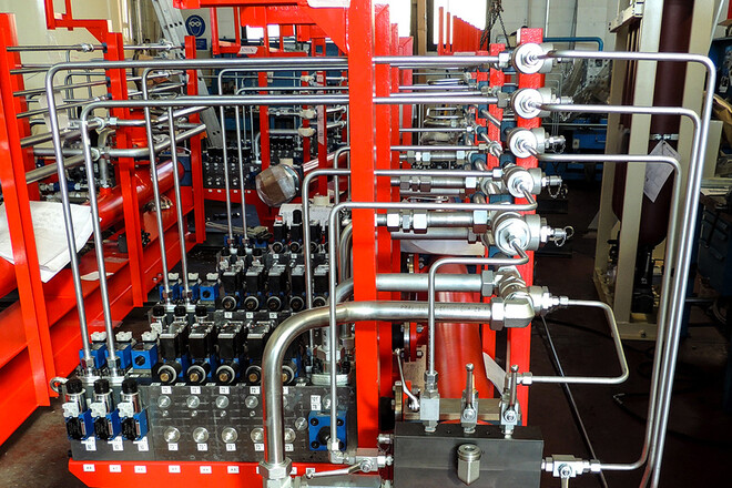 Pic #0 - Sistema idraulico per comando e controllo pressa continua per formatura pannelli di legno impregnati