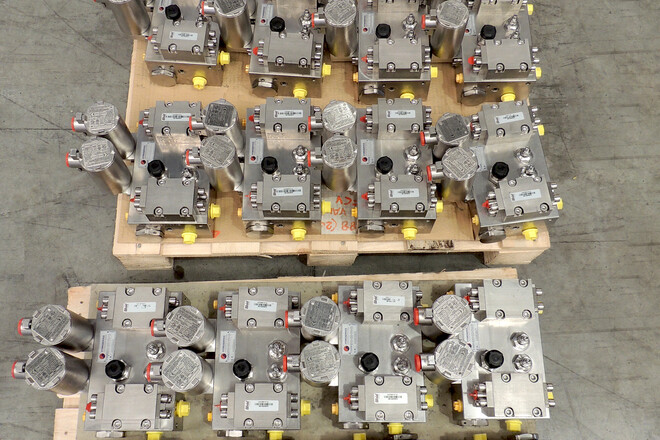 Pic #1 - 90 Compact hydraulic blocks