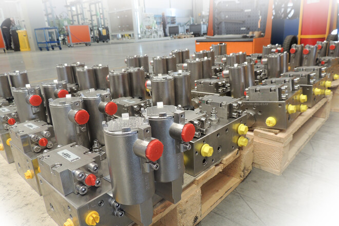 Pic #2 - 90 Compact hydraulic blocks