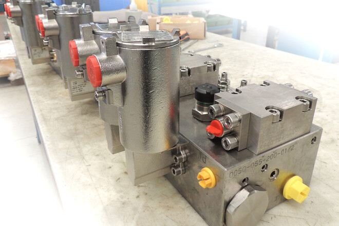 Pic #4 - 90 Compact hydraulic blocks