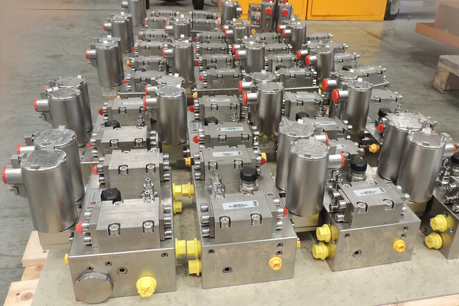 Pic #3 - 90 Compact hydraulic blocks
